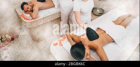 Hammam Arbeiter waschen schöne Körper von jungen Paar mit Kese Handschuhe. Körperpeeling im traditionellen türkischen Bad Stockfoto