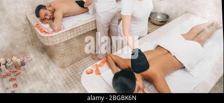 Gemischte Rasse Paar genießen Hammam, während türkische Bad Arbeiter ihren Körper füllen Stockfoto