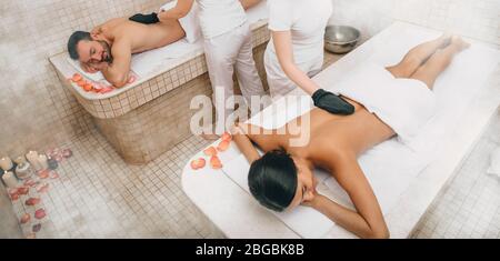 Hammam Arbeiter waschen schöne Körper von jungen Paar mit Kese Handschuhe. Körperpeeling im traditionellen türkischen Bad Stockfoto