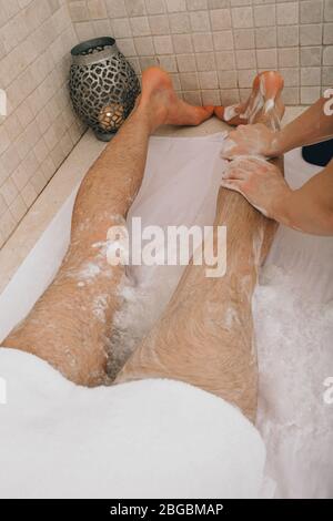 Hamam. Beinwaschen mit Schaum und Seife im türkischen Bad Stockfoto