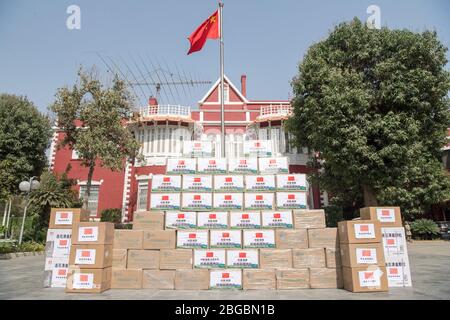 Kairo, Ägypten. April 2020. Das Foto vom 20. April 2020 zeigt Anti-Coronavirus-Materialien in der chinesischen Botschaft in Kairo, Ägypten, am 20. April 2020. Der chinesische Botschafter in Ägypten Liao Liqiang verteilte am Montag vor der chinesischen Botschaft in Kairo Gesundheitskits an ausländische chinesische Studenten. Kredit: Wu Huiwo/Xinhua/Alamy Live News Stockfoto