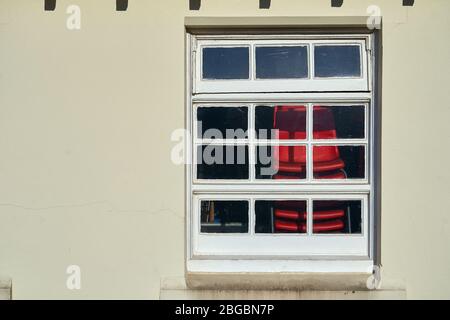 Gestapelte Schulstühle in einer örtlichen Grundschule, die wegen des Coronavirus geschlossen ist, April 2020 Stockfoto