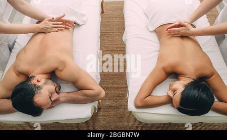 Wunderschöne gemischte Rasse Paar bekommen Massage im Beauty Spa. Stockfoto