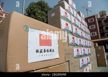 Kairo, Ägypten. April 2020. Das Foto vom 20. April 2020 zeigt Anti-Coronavirus-Materialien in der chinesischen Botschaft in Kairo, Ägypten, am 20. April 2020. Der chinesische Botschafter in Ägypten Liao Liqiang verteilte am Montag vor der chinesischen Botschaft in Kairo Gesundheitskits an ausländische chinesische Studenten. Kredit: Wu Huiwo/Xinhua/Alamy Live News Stockfoto