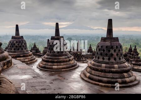 Perforierte Stupas Im Borobudur Tempel, Yogyakarta, Zentraljava, Indonesien Stockfoto