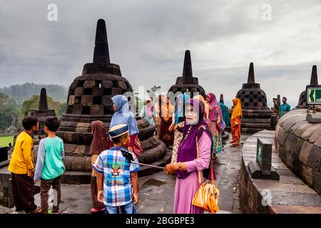 Indonesische Hausbesucher Im Borobudur Tempel, Yogyakarta, Zentral-Java, Indonesien Stockfoto