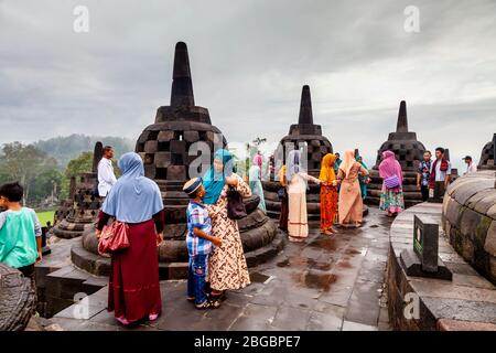 Indonesische Hausbesucher Im Borobudur Tempel, Yogyakarta, Zentral-Java, Indonesien Stockfoto