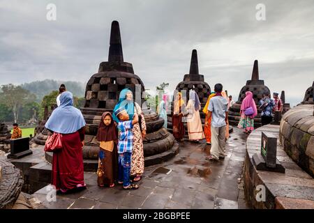 Indonesische Hausbesucher Im Borobudur Tempel, Yogyakarta, Zentral-Java, Indonesien Stockfoto