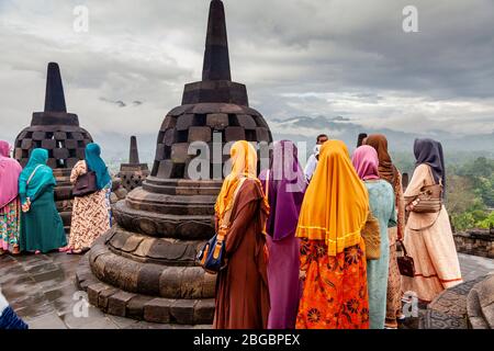 Indonesische Hausbesucher Im Borobudur Tempel, Yogyakarta, Zentral-Java, Indonesien Stockfoto