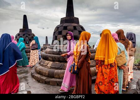 Indonesische Hausbesucher Im Borobudur Tempel, Yogyakarta, Zentral-Java, Indonesien Stockfoto