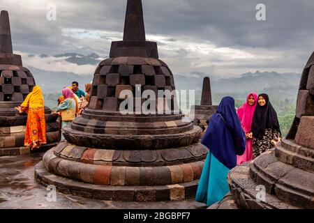 Indonesische Hausbesucher Im Borobudur Tempel, Yogyakarta, Zentral-Java, Indonesien Stockfoto