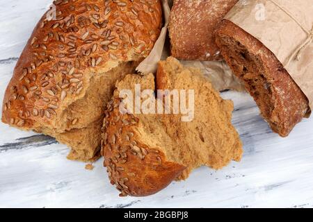 Brot auf Holztisch brechen Stockfoto