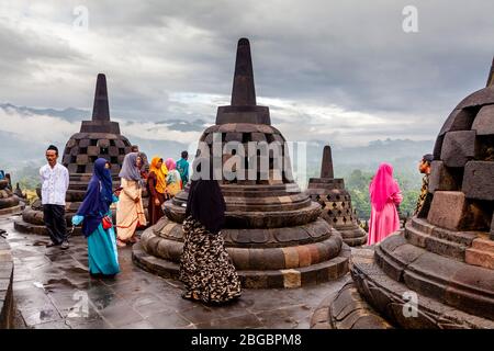 Indonesische Hausbesucher Im Borobudur Tempel, Yogyakarta, Zentral-Java, Indonesien Stockfoto