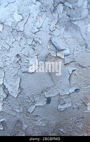 Die Textur der alten gemalten Wand ist mit Rissen und Rauheit Nahaufnahme bedeckt. Stock Foto von alter Farbe mit Rissen. Farbe Silber, Chrom Farbe. Stockfoto