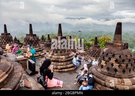 Indonesische Hausbesucher Im Borobudur Tempel, Yogyakarta, Zentral-Java, Indonesien Stockfoto