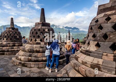 Indonesische Hausbesucher Im Borobudur Tempel, Yogyakarta, Zentral-Java, Indonesien Stockfoto