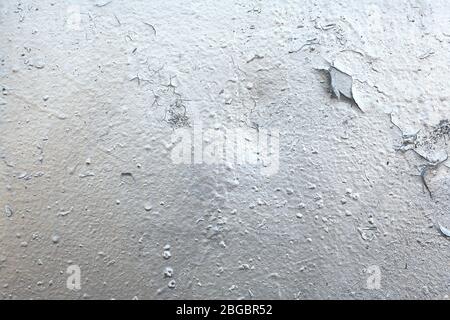 Die Textur der alten gemalten Wand ist mit Rissen und Rauheit Nahaufnahme bedeckt. Stock Foto von alter Farbe mit Rissen. Farbe Silber, Chrom Farbe. Stockfoto
