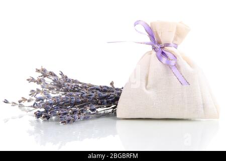 Textiler Beutel Beutel mit getrockneten Lavendelblüten isoliert auf weiss Stockfoto