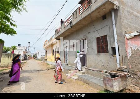 Beawar, Indien. April 2020. Anganwadi-Arbeiter, die während einer Tür-zu-Tür-Untersuchung eine Schutzmaske tragen, um die Ausbreitung des neuartigen Coronavirus zu überprüfen, im Slum-Bereich in Beawar. (Foto von Sumit Saraswat/Pacific Press) Quelle: Pacific Press Agency/Alamy Live News Stockfoto