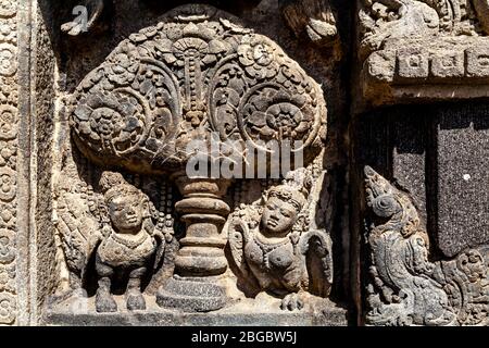 Ein Bas Relief auf dem Prambanan Temple Compounds, Yogyakarta, Zentraljava, Indonesien. Stockfoto