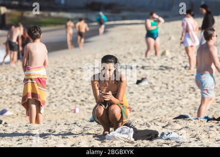 Sydney, Australien. Dienstag, 21. April 2020. Coogee Beach in Sydneys östlichen Vororten wurde nach den Sperrbeschränkungen wieder eröffnet. Die Einheimischen dürfen schwimmen, surfen und trainieren, dürfen sich aber wegen der COVID-19-Pandemie nicht sonnen, im Sand sitzen oder in Gruppen versammeln. Credit Paul Lovelace/Alamy Live News. Stockfoto