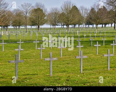 An einem kalten Wintertag wurden Gräberreihen deutscher Soldaten des 1. Weltkriegs mit grauen Kreuzen auf dem deutschen Kriegsfriedhof Neuville-St Vaast in Frankreich aufgenommen Stockfoto