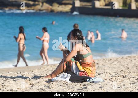 Sydney, Australien. Dienstag, 21. April 2020. Coogee Beach in Sydneys östlichen Vororten wurde nach den Sperrbeschränkungen wieder eröffnet. Die Einheimischen dürfen schwimmen, surfen und trainieren, dürfen sich aber wegen der COVID-19-Pandemie nicht sonnen, im Sand sitzen oder in Gruppen versammeln. Credit Paul Lovelace/Alamy Live News. Stockfoto