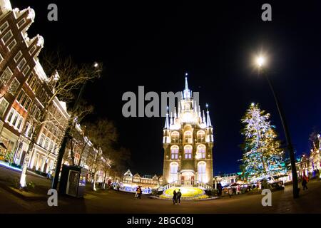 NAGASAKI, JAPAN - 29. April 2019: Huis Ten Bosch ist ein Freizeitpark in Nagasaki, Japan, der alte holländische Gebäude und bunte Lichter zeigt, die an n Stockfoto