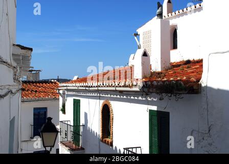 Reihenhäuser in einem weiß getünchten Dorf (Pueblo Blanco), Frigiliana, Costa del Sol, Provinz Malaga, Andalusien, Spanien. Stockfoto