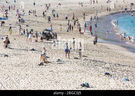 Sydney, Australien. Dienstag, 21. April 2020. Coogee Beach in Sydneys östlichen Vororten wurde nach den Sperrbeschränkungen wieder eröffnet. Die Einheimischen dürfen schwimmen, surfen und trainieren, dürfen sich aber wegen der COVID-19-Pandemie nicht sonnen, im Sand sitzen oder in Gruppen versammeln. Credit Paul Lovelace/Alamy Live News. Stockfoto