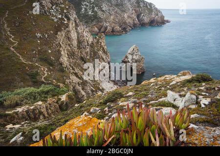 Felsklippen am Meer am Strand Lourical am Cabo da Roca, Sintra, Portugal. Stockfoto