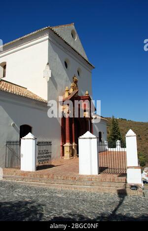 Blick auf die Kirche San Jacinto (Iglesia de San Jacinto) im weißen Dorf, Macharaviaya, Costa del Sol, Provinz Malaga, Andalusien, Spanien. Stockfoto