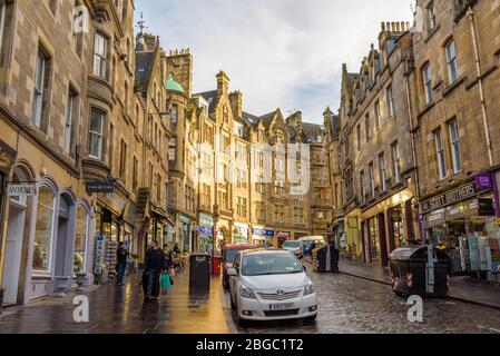 Blick auf die Cockburn Street, eine malerische Straße in Edinburghs Altstadt, die als Serpentine-Verbindung von der High Street zur Waverley Station, Schottland, entstand. Stockfoto