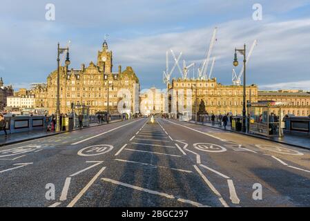 Edinburgh, Schottland - Dez 2018. Blick auf die North Bridge über Waverley Station, die zum National Archives of Scotland führt Stockfoto