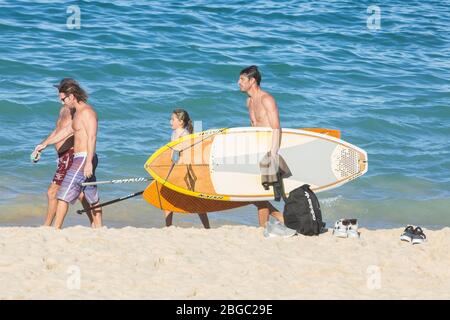 Sydney, Australien. Dienstag, 21. April 2020. Coogee Beach in Sydneys östlichen Vororten wurde nach den Sperrbeschränkungen wieder eröffnet. Die Einheimischen dürfen schwimmen, surfen und trainieren, dürfen sich aber wegen der COVID-19-Pandemie nicht sonnen, im Sand sitzen oder in Gruppen versammeln. Credit Paul Lovelace/Alamy Live News. Stockfoto