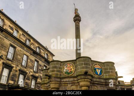 Mercat Cross, alte Stätte der Bürgeransagen auf der Royal Mile in Edinburgh. Dieses hohe Denkmal wird von einem Einhorn & der schottischen Flagge gekrönt. Stockfoto