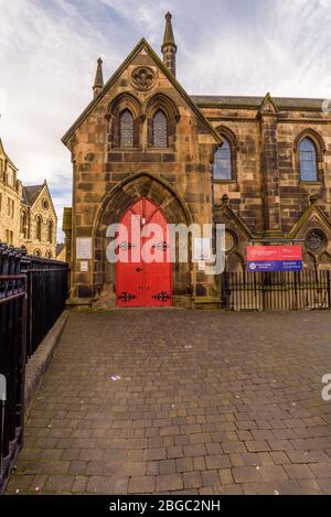 Edinburgh, Schottland - Dez 2018. Blick auf den Eingang und das rote Portal der St Columba's Free Church of Scotland auf der Royal Mile. Stockfoto