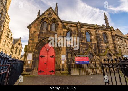 Edinburgh, Schottland - Dez 2018. Blick auf den Eingang und das rote Portal der St Columba's Free Church of Scotland auf der Royal Mile. Stockfoto