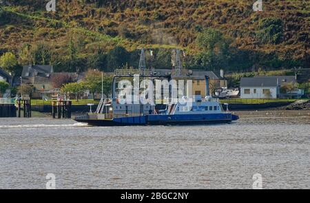 Die Auto- und Passagierfähre für die Waterford-Mündung in Ballyhack, nahe Duncannon. Stockfoto