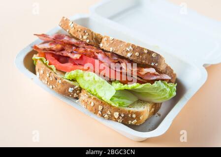 Ein BLT ist eine Art Sandwich, benannt nach den Initialen seiner Hauptzutaten, Speck, Salat und Tomaten Stockfoto