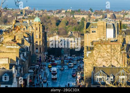 Edinburgh, Schottland - Dez 2018. Ansicht der Kreuzung zwischen Frederick und George Street mit dem Denkmal für William Pitt der Jüngere. Stockfoto