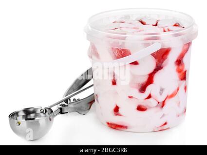 Eis im Eimer und Eislöffel auf weiß isoliert Stockfoto