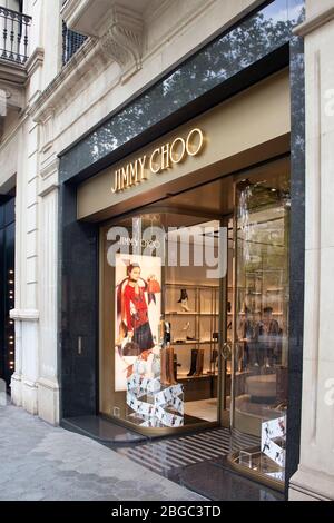 Blick auf den berühmten, luxuriösen britischen Schuhwarenladen auf der Straße 'Passeig de Gracia' in Barcelona. Es ist ein Sommertag. Stockfoto