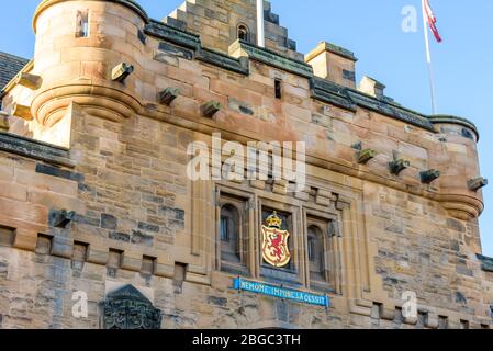 Blick auf ein Detail des Edinburgh Castle, Schottland, mit dem Emblem und dem schottischen Nationalmotto in Latein 'Nemo me impune lacessit'. Stockfoto