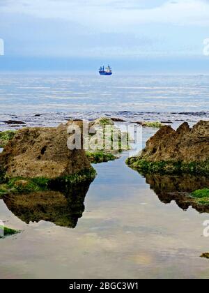 Schiff vor der Küste von Heraklion, Kreta, Griechenland verankert. Konzept: Kreativer Minimalismus in der Fotografie. Stockfoto