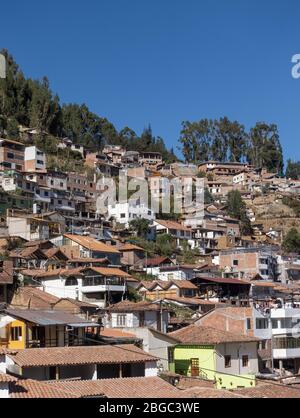 Blick über die Häuser und Wohnungen, die die Berghänge mit Blick auf den Aussichtspunkt Cristo Blanco in Cusco, Peru Stockfoto