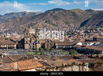 Blick über die Stadt Cusco mit der Kirche von Die Gesellschaft Jesu auf der Plaza de Armas Stockfoto