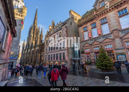 Edinburgh, Schottland - Dez 2018. Blick auf die Scotch Whisky Experience und den Hub entlang der Royal Mile. Stockfoto