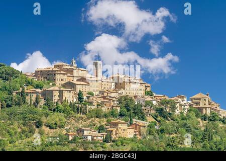 Atemberaubende Aussicht auf das toskanische Hügeldorf Montepulciano, Siena, Italien, an einem sonnigen Tag mit einigen weißen Wolken Stockfoto