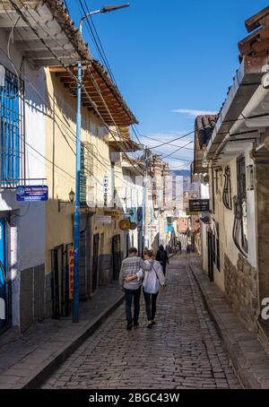 Ein Paar, das durch die malerischen gepflasterten Straßen von Cusco, Peru, spazierengeht Stockfoto